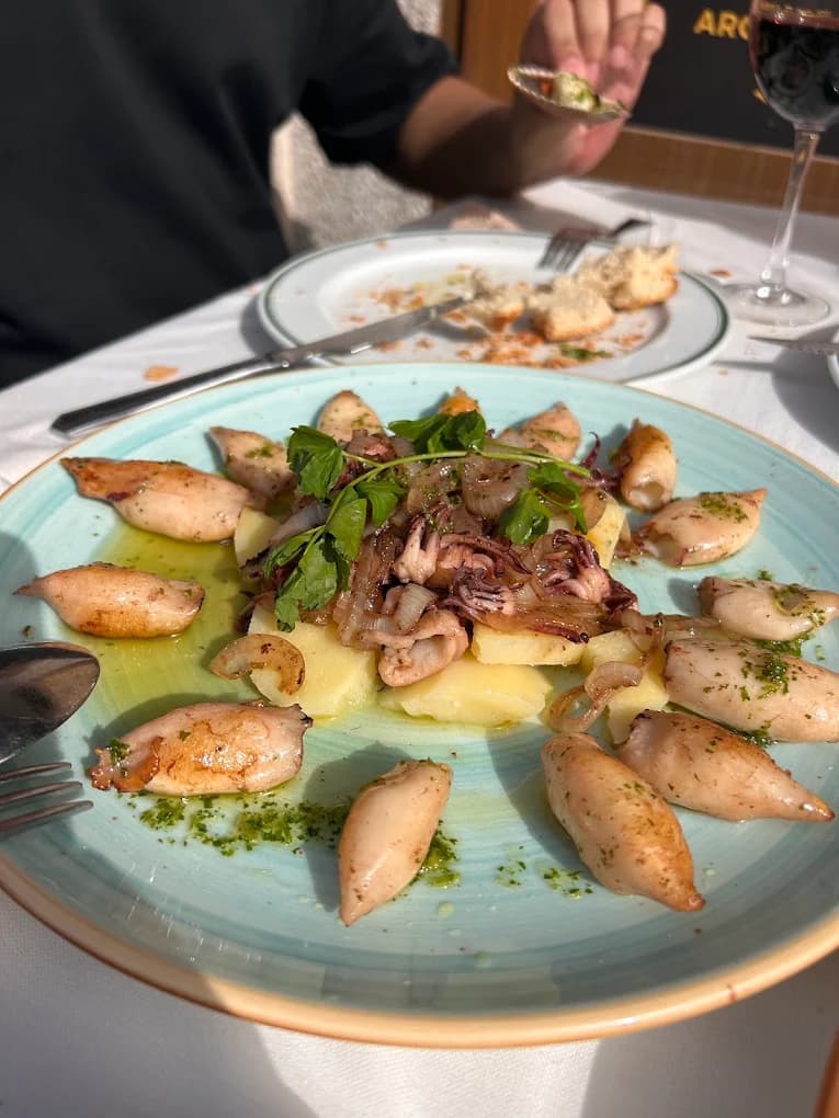 Chipirones encebollados con patata