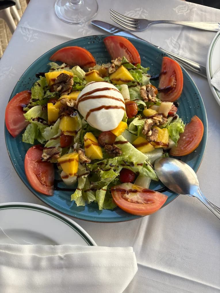Ensalada de mango y burrata