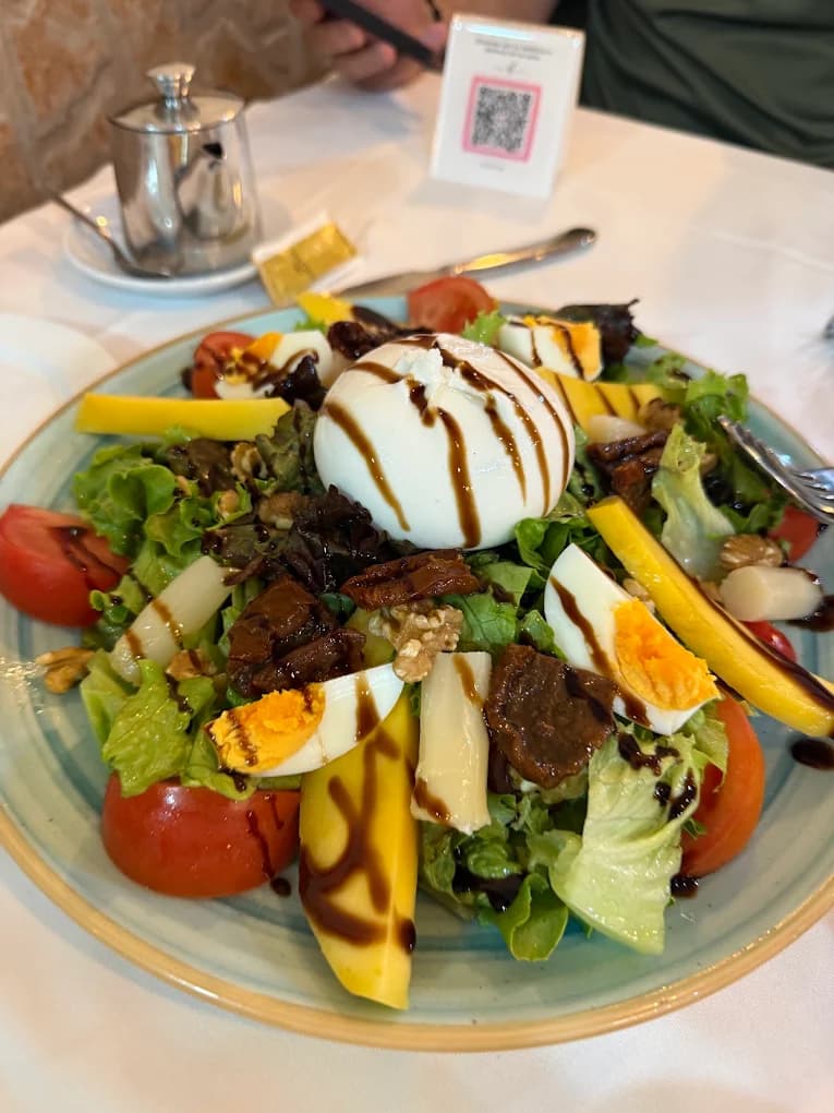 Ensalada steak con burrata, mango y huevo