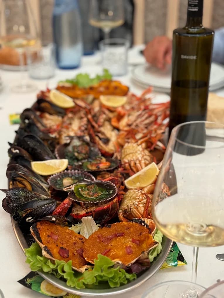 Gran mariscada con bogavante, mejillones y zamburiñas