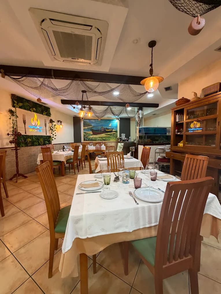 Comedor interior preparado para el servicio