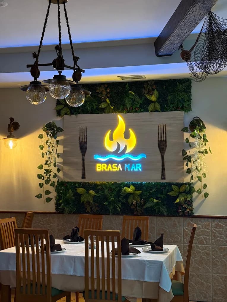 Mesa del comedor junto al emblema Brasa Mar