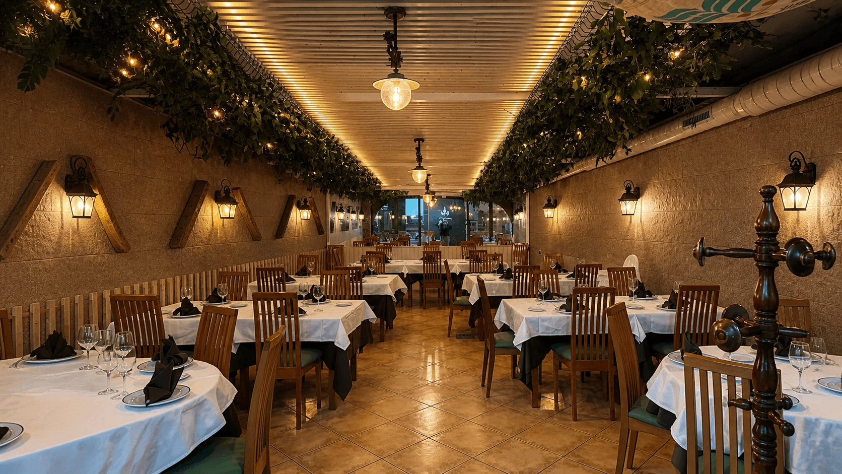 Comedor de Brasa Mar con mesas preparadas, iluminación cálida y decoración marinera