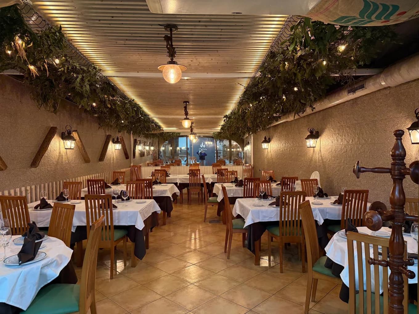 Comedor panorámico del restaurante Brasa Mar