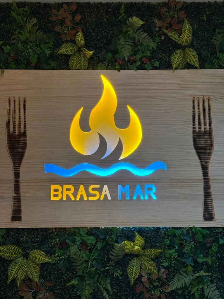 Emblema de Brasa Mar en el comedor