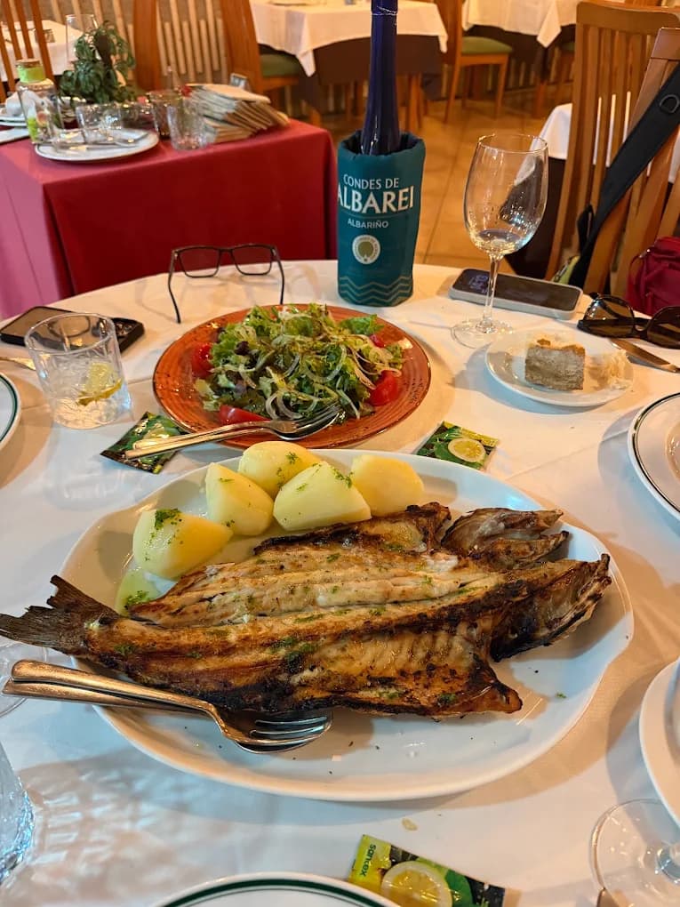 Pescado entero a la brasa con patatas