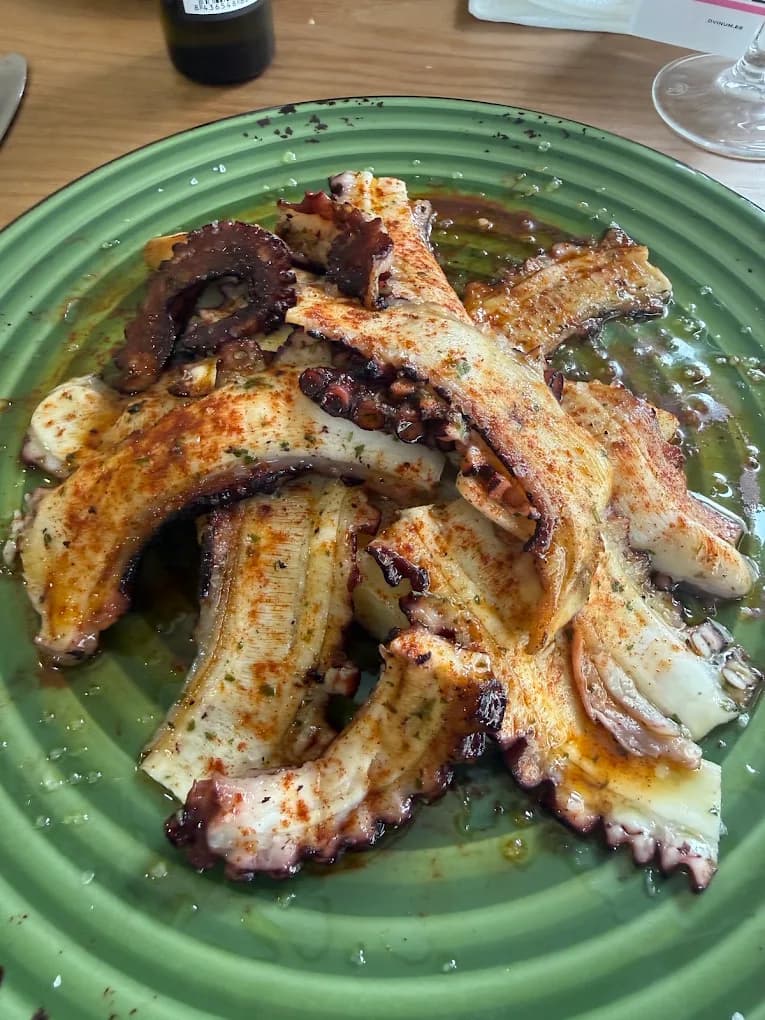 Pulpo a la brasa con aceite y pimentón