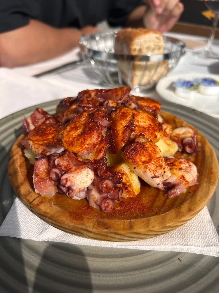 Pulpo a la feira con patata y pimentón