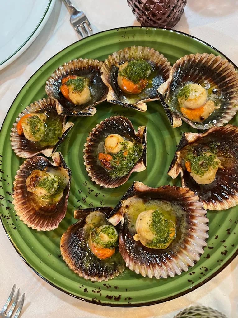 Zamburiñas a la plancha con salsa verde