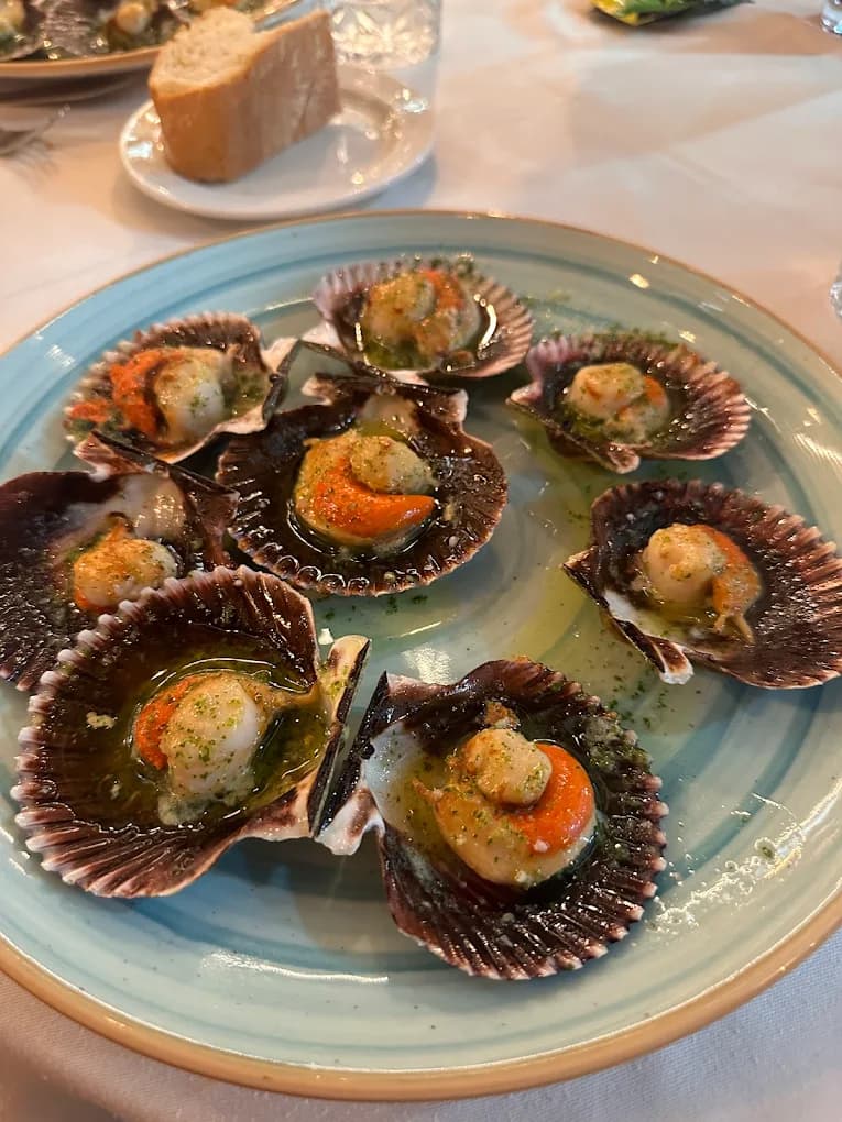 Zamburiñas a la plancha en plato azul